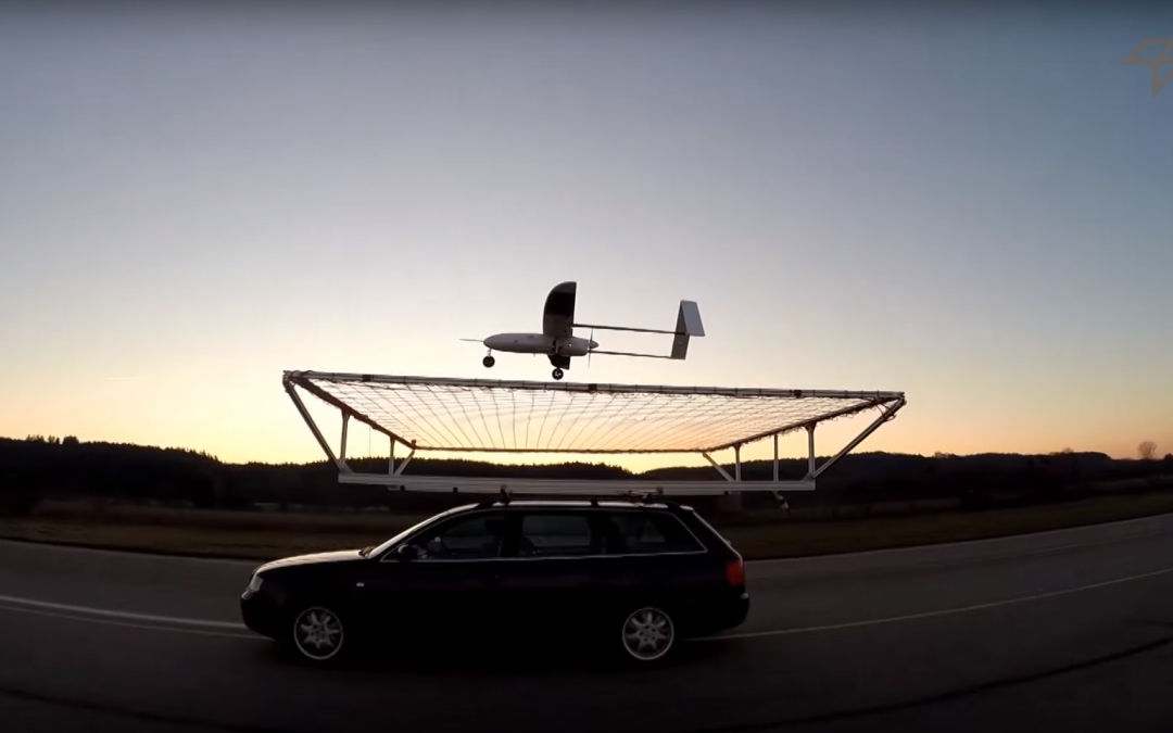 Aterrizaje de un dron sobre un coche a 75 Km/h