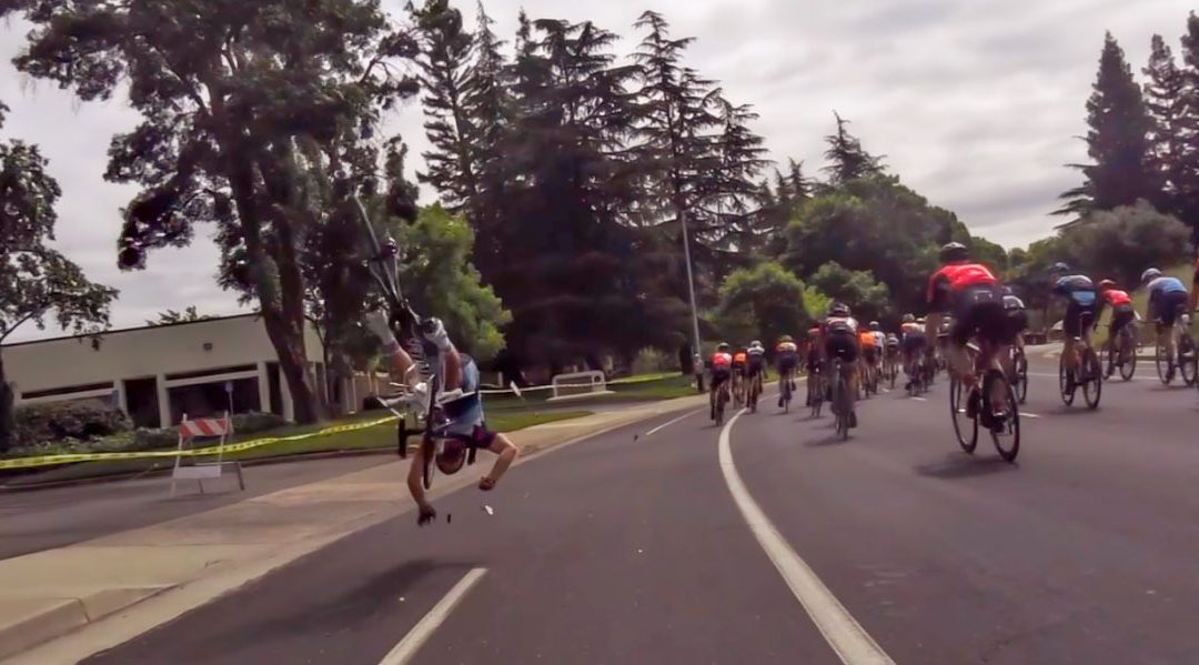 Un drone causa un espectacular accidente en un peloton ciclista